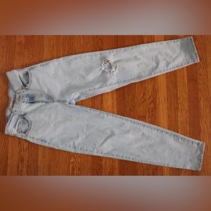 NWOT Levi’s high rise mom jeans